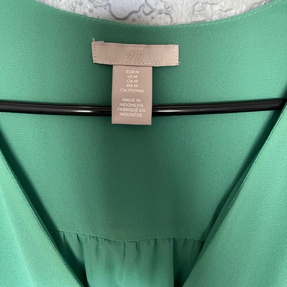 H&M short v-neck dress - Picture 3 of 4